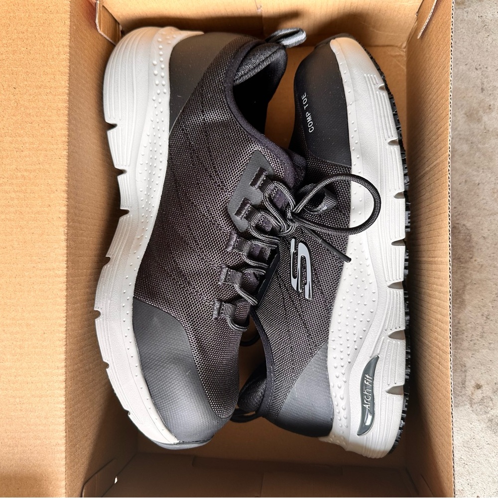 Sketchers Work Footwear with hard toe BNIB 7.5w